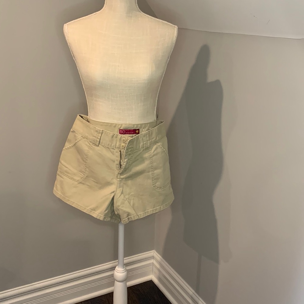Woman shorts, cream collar, size 9 ,100% cotton